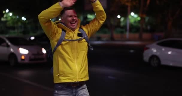 Чоловік Емоційно Радісно Стрибає Телефоном Руці Зустрічає Друзів Вулиці Ввечері — стокове відео