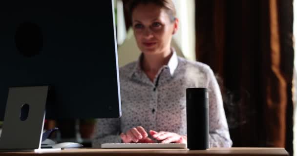 Businesswoman Works Computer Next Humidifier Climate Control Humidification — Αρχείο Βίντεο