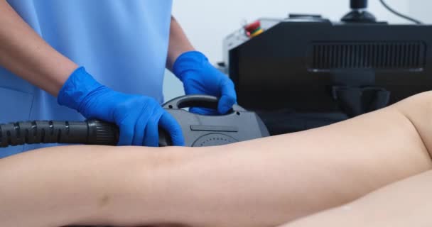 Female Cosmetologist Makes Laser Hair Removal Procedure Legs Patient Beauty — Vídeos de Stock