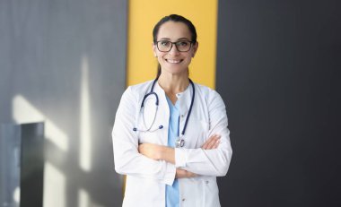 Beyaz önlüklü gülümseyen doktorun portresi. Tıbbi hizmetler kavramı