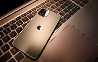 Minsk, Belarus - 30 Temmuz 2020: Laptop klavyesinde yatan maksimum 12 profesyonel telefon. İllüstrasyon Editörü