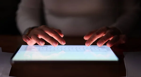 Weibliche Finger Tippen Nachts Auf Dem Tablet Bildschirm Die Abhängigkeit Stockfoto