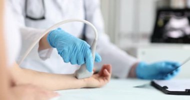 Kolunda ultrason var. Bilek ve el eklemleri konsepti