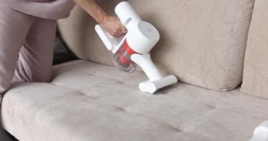 Elektrikli süpürgeyle koltuğun tozdan profesyonel temizliği. Lekelerden ve toz konseptinden mobilyaları temizlemek