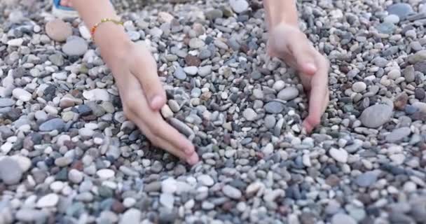 Mãos Mulheres Reúnem Pedras Seixo Praia Relaxe Tranquilidade Conceito Praia — Vídeo de Stock