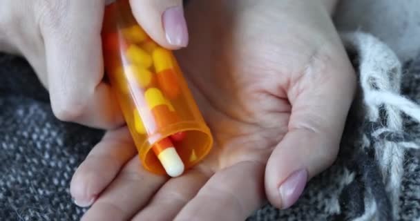 Banyak Obat Obatan Jatuh Pada Telapak Tangan Dari Tutup Botol — Stok Video