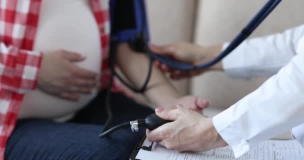 Untersuchung Von Schwangeren Hause Und Druckmessung Bluthochdruck Während Der Schwangerschaft — Stockvideo