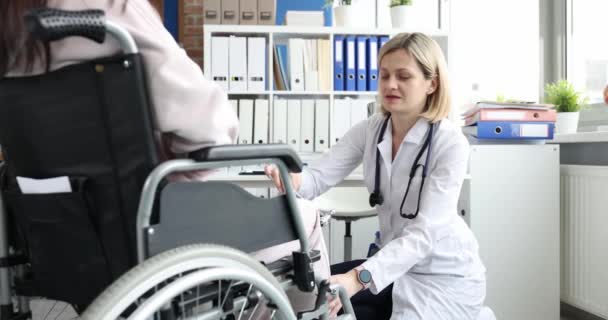 女医生在坐轮椅的病人膝上用锤击 肌肉恢复及膝关节置换术 — 图库视频影像