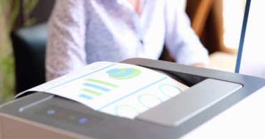 Pazarlamacı, iş satış istatistiklerini yazıcıya yazdırdı. Mali rapor analizleri ve satış göstergeleri büyüme kavramı