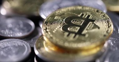 Siyah arka planda altın ve gümüş bitcoinler. Yatırım konsepti olmadan kripto para kazanma