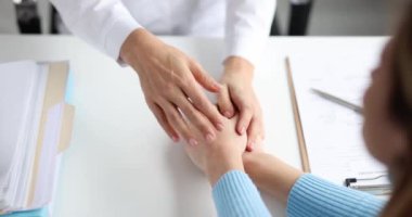 Doktor klinikteki masada hasta felç geçirdi..