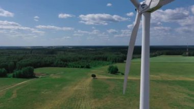 Güneşli bir günde kırsal bölgede rüzgar türbini pervanesi ve gondol görüntüsü. Ev kavramında rüzgar enerjisi