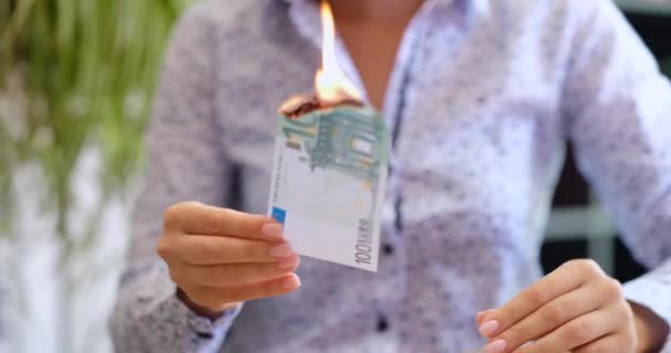 Μια Γυναίκα Καίει Χαρτονόμισμα Των 100 Ευρώ Για Μαγική Τελετή — Αρχείο Βίντεο