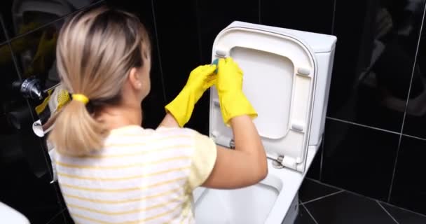 Vrouw Met Gele Rubberen Handschoenen Reinigt Toilet Schoonmaakdiensten Sanitair Reinigingsconcept — Stockvideo