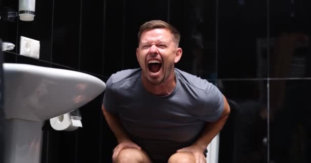 Эмоциональный Человек Сидит Туалете Кричит Боли Улыбается Облегчением Радостью Хронический — стоковое видео
