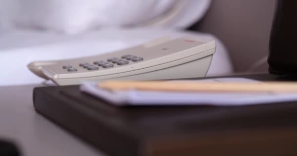 Hotelový Host Zvedne Telefon Vytočí Číslo Pokojové Služby Hotelová Telefonní — Stock video