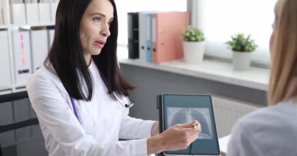 女性医師は タブレット上で肺の患者X線を示しています 慢性閉塞性肺疾患の症状の概念 — ストック動画