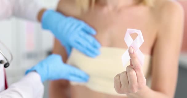 Mammoloog Voert Medisch Onderzoek Van Patiënt Borstklieren Preventie Van Borstziekten — Stockvideo