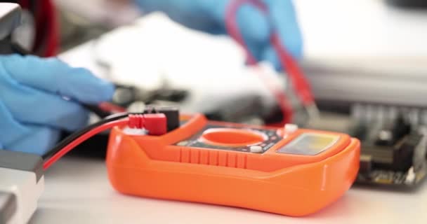 Voltímetro Eletrônico Para Reparação Microcircuitos Conceito Microchip Voltímetro Bordo — Vídeo de Stock