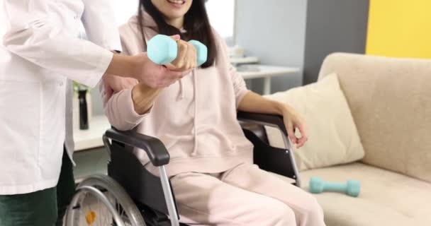 Ressuscitador Ajuda Mulher Cadeira Rodas Fazer Exercícios Com Halteres Exercício — Vídeo de Stock