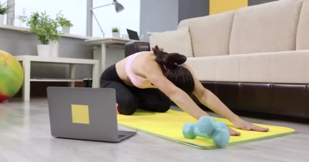 Νεαρή Γυναίκα Που Κάνει Γυμναστικές Ασκήσεις Για Τεντώσει Σπονδυλική Στήλη — Αρχείο Βίντεο