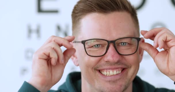 Unge Leende Man Tar Sig Glasögonen Koncept För Korrigering Laserseende — Stockvideo