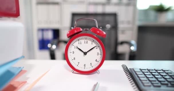 Reloj Despertador Rojo Para Diez Reloj Con Gran Número Carpetas — Vídeo de stock