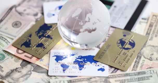 Glazen Globe Cash Creditcards Tafel Begrip Wereldeconomie Financiële Crisis — Stockvideo