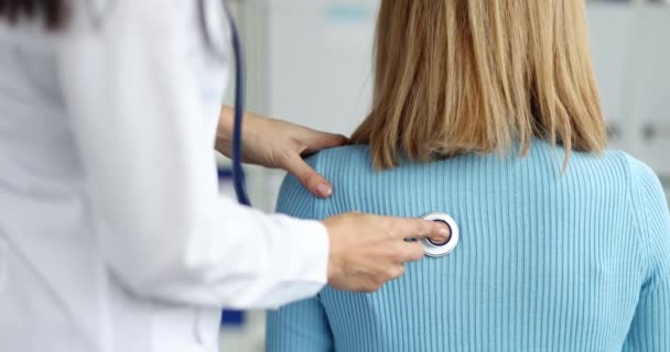 Dokter Therapeut Luistert Met Een Stethoscoop Naar Patiënt Ademhaling Achteraanzicht — Stockvideo