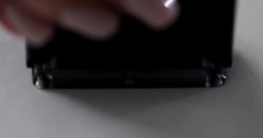 El damgası, kağıt üzerine kırmızı mürekkeple tamamlandı. Yakın çekim 4K film yavaş çekim. Sipariş konsepti sorunu