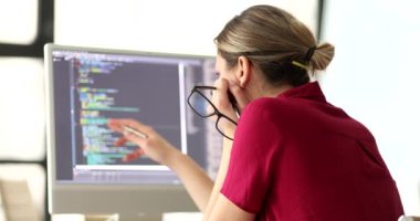 Elinde gözlük olan kadın programcı bilgisayar ekranı 4k filminde ağır çekimde bilgi çalışıyor. Bilgisayar programları kavramının gelişimi