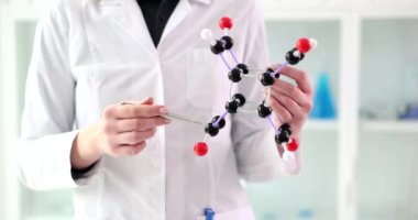 Profesör Kimyager, izleyiciler arasındaki molekülün yapısını anlatıyor. 4k 'lık filmi yavaş çekimde çekiyoruz. Okul konseptinde kimya eğitimi