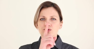 Sessiz bir jest filmiyle genç bir kadının portresi. Sessizlik kavramı