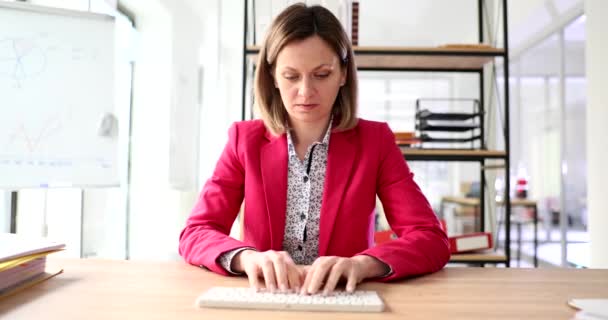 Mujer Escribiendo Teclado Computadora Mirando Pantalla Película Cámara Lenta Concepto — Vídeo de stock