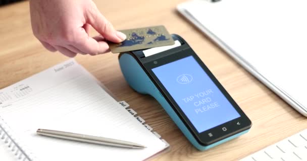Hand Tillämpa Kreditkort Plast Bankkort Till Kontanter Terminal Närbild Film — Stockvideo