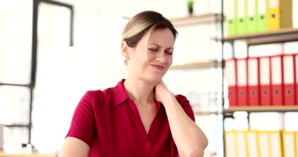 Frau Windet Sich Vor Schmerzen Und Hält Ihren Nacken Büro — Stockvideo