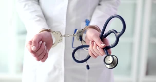 Medicul Încătușat Ține Mână Stetoscopul Closeup Film Lent Mișcare Răspunderea — Videoclip de stoc