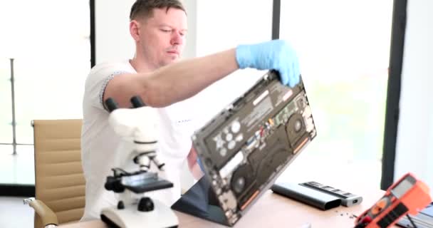 Główny Mechanik Naprawiający Laptopa Warsztacie Film Slow Motion Diagnozowanie Problemów — Wideo stockowe