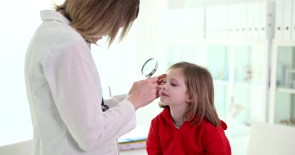 Γιατρός Οφθαλμίατρος Εξετάζει Μάτι Του Μικρού Κοριτσιού Μεγεθυντικό Φακό Στην — Αρχείο Βίντεο
