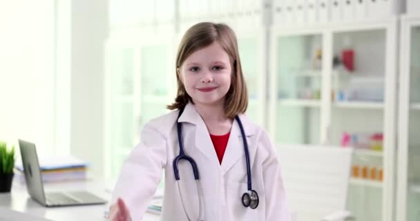 Meisje Medische Jurk Met Stethoscoop Die Duimen Laat Zien Clinic — Stockvideo