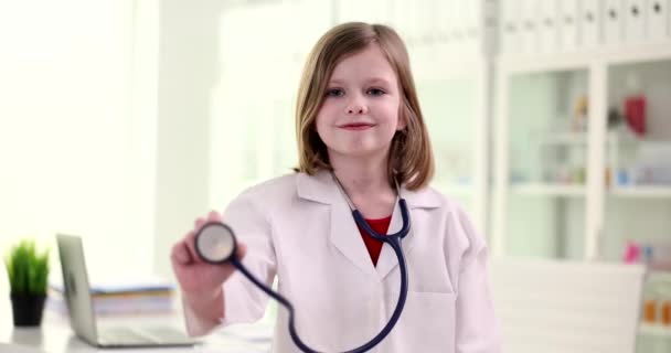 Klein Meisje Medische Jurk Met Stethoscoop Kliniek Film Slow Motion — Stockvideo