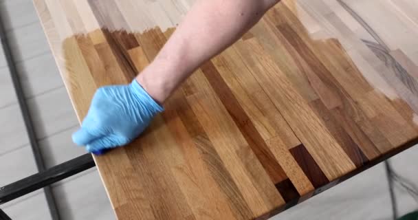家具商加工木板材用油和清漆 特写4K胶卷慢动作 家具生产概念 — 图库视频影像