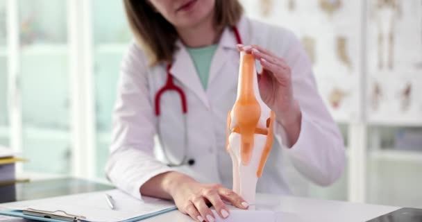 臨床における解剖学的モデルのヒト膝関節の仕事を示す外傷科教授閉鎖4K映画スローモーション 骨系概念の疾患の診断と治療 — ストック動画