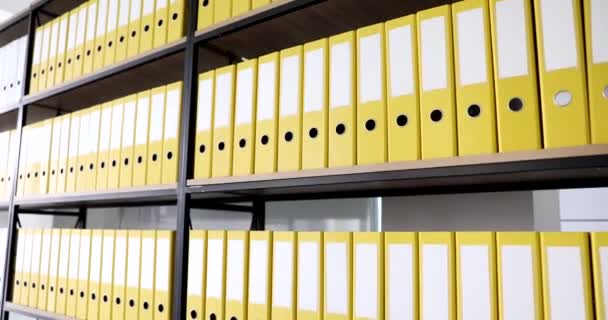 Librería Con Muchas Carpetas Amarillas Con Documentos Archivo Película Cámara — Vídeos de Stock