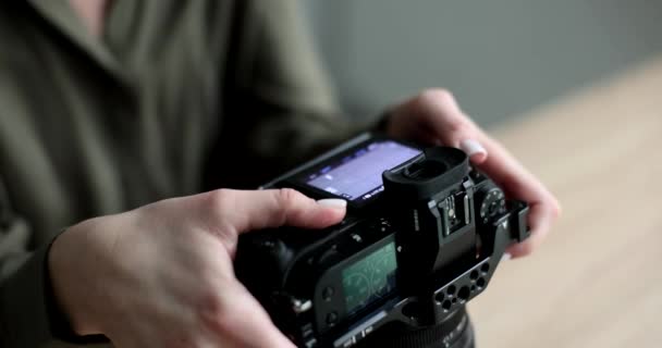 Φωτογράφος Χέρια Κρατώντας Επαγγελματική Κάμερα Closeup Ταινία Αργή Κίνηση Χόμπι — Αρχείο Βίντεο