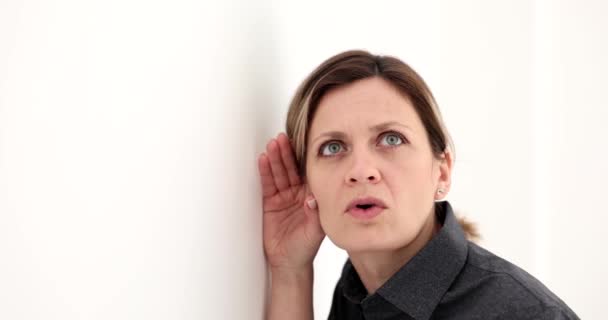 Donna Ascoltare Conversazione Attraverso Muro Sorpreso Film Rallentatore Concetto Pettegolezzi — Video Stock