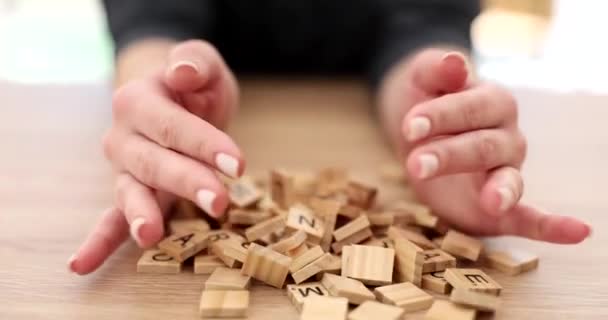 K映画スローモーションを閉じアルファベットの文字で木製のキューブのテーブルの多くに注ぐ手 ボードゲームのコンセプト — ストック動画