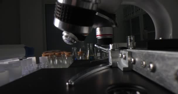 Багато Мікроскопів Пробірки Столі Хімічній Лабораторії Крупним Планом Фільм Повільний — стокове відео