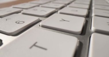 Beyaz bilgisayar klavyesindeki düğmeler 4K 'lık filmi yavaş çekimde kapatır. Konseptte programlama ve çalışma