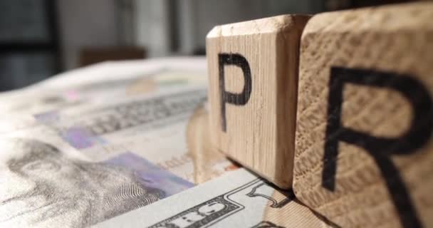 在木制立方体上的利润在钞票上的利润在4K电影慢动作中的特写 成功的商业概念 — 图库视频影像